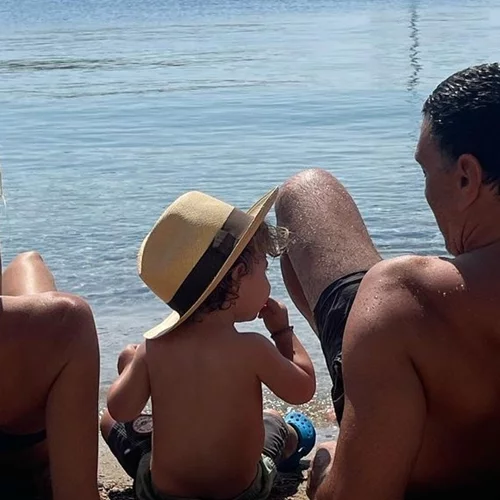 Παναγιώτης -Αντώνιος Κικίλιας | Δοκιμάζει τα παπούτσια του μπαμπά του και ξετρελαίνει το Instagram