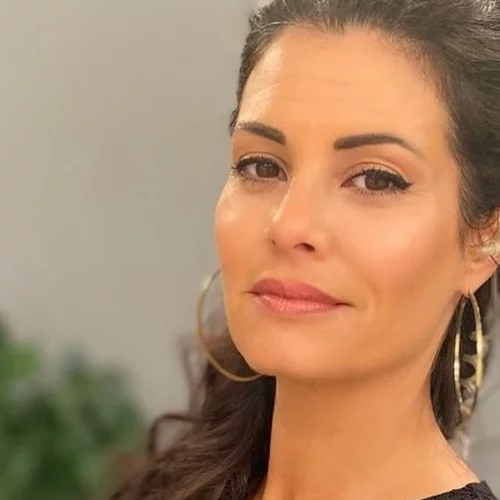 Μαρία Κορινθίου | Ποζάρει με λευκό τζιν και μας δείχνει τα καλλίγραμμα πόδια της