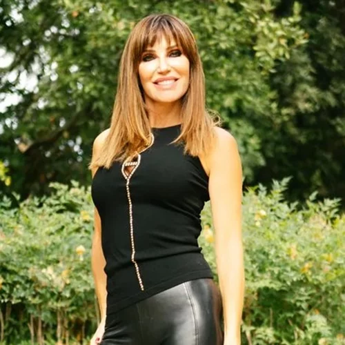 Το απόλυτο κορμί | Η Βίκυ Χατζηβασιλείου φοράει το κατακόκκινο μπικίνι της και κάνει κατακόρυφο σε εξωτική παραλία