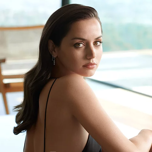 Η Ana de Armas είναι η νέα Global Brand Ambassador της Estée Lauder