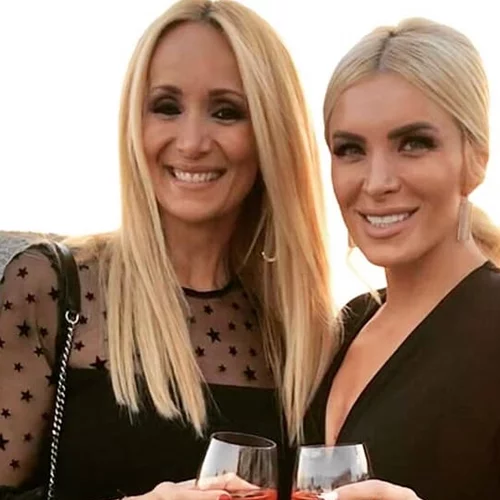 Καλεσμένη σε φθινοπωρινό/χειμερινό γάμο | Τα χτενίσματα που επιλέγουν οι Ελληνίδες celebrities