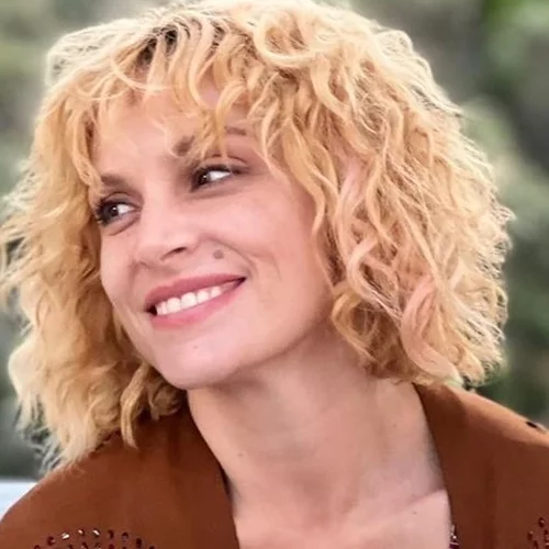 Ελεωνόρα Ζουγανέλη | Το επιβλητικό νυφικό που επέλεξε, "έδεσε" απρόσμενα με τον νησιώτικο γάμο της