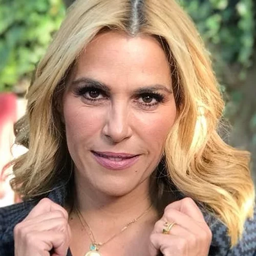 Τζένη Μπότση | Η κόρη της, Αλίκη, έκοψε για πρώτη φορά τα κατάξανθα, μακριά μαλλιά της