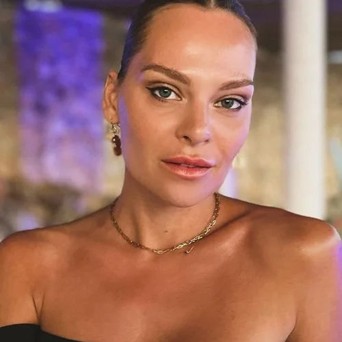 Υβόννη Μπόσνιακ | Βιντεοσκοπεί την 7χρονη πανέμορφη κόρη της να παίζει πιάνο σε ένα μαγευτικό τοπίο