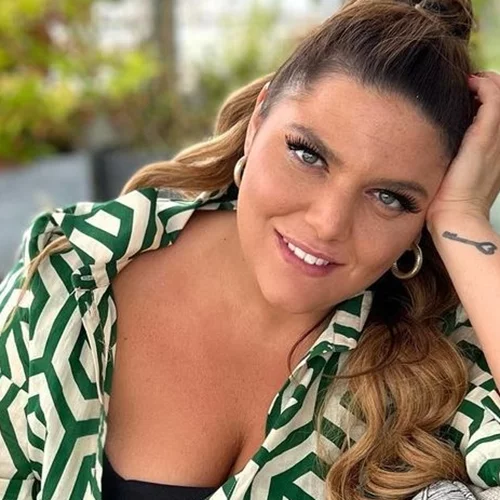 Σέξι, όμορφη και χαμογελαστή | Η Δανάη Μπάρκα ποζάρει με υπέροχο ολόσωμο μαγιό και "ρίχνει" το Instagram