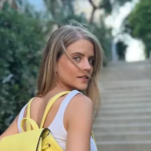 Η Δανάη Μιχαλάκη είναι πιο όμορφη από ποτέ | Το λιτό outfit και το κόκκινο κραγιόν που λατρέψαμε