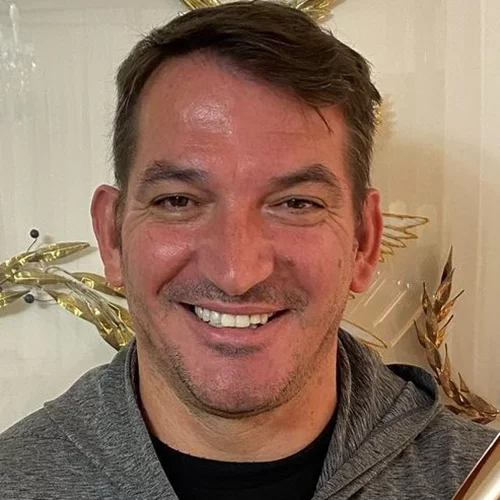 Νικόλας Δήμας | Η σπάνια δημόσια εμφάνιση και η εντυπωσιακή ομοιότητα με τον πατέρα του, Πύρρο Δήμα