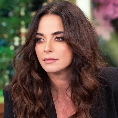 Η βιβλιοθήκη της Σοφίας Φαραζή μοιάζει βγαλμένη από τα ‘90s | Η μεγάλη συλλογή από ταινίες, σειρές και cd