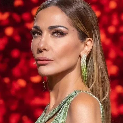 Δέσποινα Βανδή | Στο Ηρώδειο με πράσινο σατέν φόρεμα