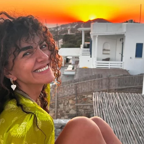 Η Μαρία Σολωμού με το πιο απρόσμενο (αλλά πολύ κομψό) χρώμα πεντικιούρ για καλοκαίρι