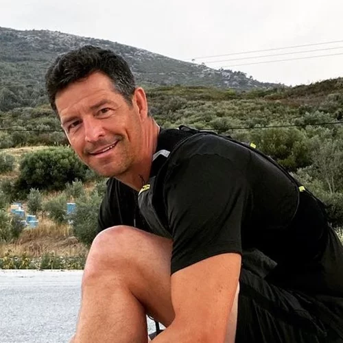 Love is in the air | O Απόστολος Ρουβάς ποζάρει πλάι στη γοητευτική σύντροφό του