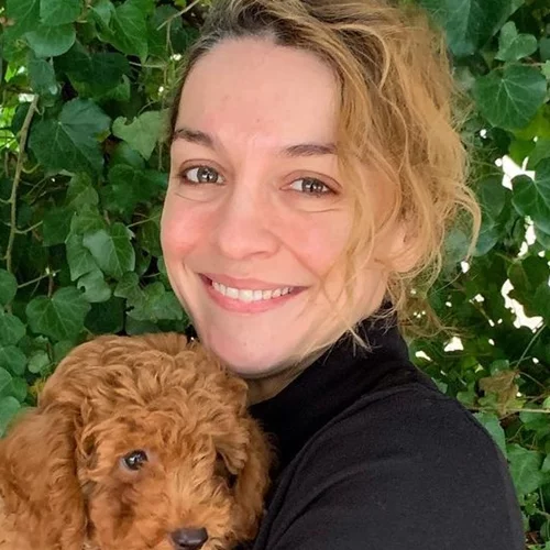 Αγνώριστη η Γιούλικα Σκαφιδά | Η δημόσια εμφάνιση με πλατινέ μαλλιά και κατακόκκινο κραγιόν