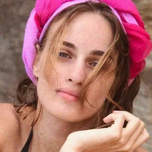 Μαρία Βοσκοπούλου | Ποζάρει topless σε μία φωτογραφία που θυμίζει σκηνικό ταινίας