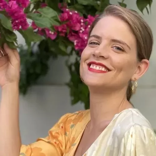 Δανάη Μιχαλάκη | Ποζάρει με ρετρό μπικίνι και ψηλόμεσο σορτς ενθουσιάζοντας τους followers της