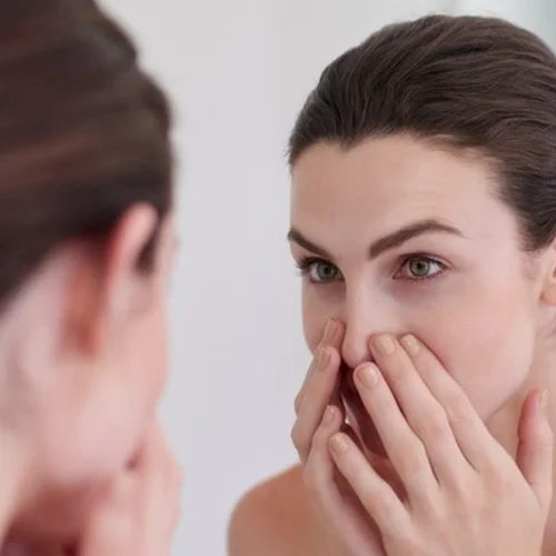 Η μικρή (και θαυματουργή) κίνηση που θα σε απαλλάξει από το ενοχλητικό πρήξιμο στα μάτια