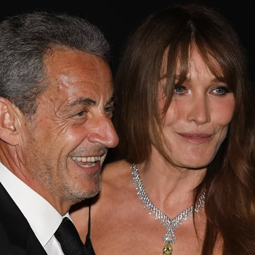 Στη Ναύπακτο ο Νικολά Σαρκοζί: Έκανε τζόκινγκ και έβγαλε selfie με κατοίκους