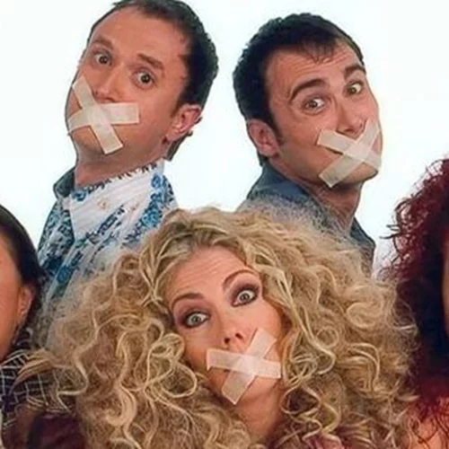 "Στο Παρά Πέντε" | Η επιτυχημένη σειρά του Γιώργου Καπουτζίδη έγινε 18 ετών και ο Αργύρης Αγγέλου το γιόρτασε με τον πιο γλυκό τρόπο