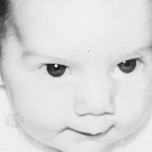 To μωράκι της φωτογραφίας είναι η πιο πολυσυζητημένη Ελληνίδα παρουσιάστρια