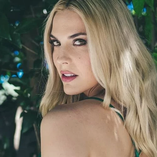 Μαντώ Γαστεράτου | Ο τεράστιος και καταπράσινος κήπος του σπιτιού της μοιάζει με μικρή παιδική χαρά