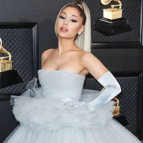 "Εμένα δεν μου επιτρεπόταν καν να βγω από το σπίτι μου μέχρι τα 20 μου" | Η viral αντίδραση της Ariana Grande για τον αρραβώνα της Millie Bobby Brown