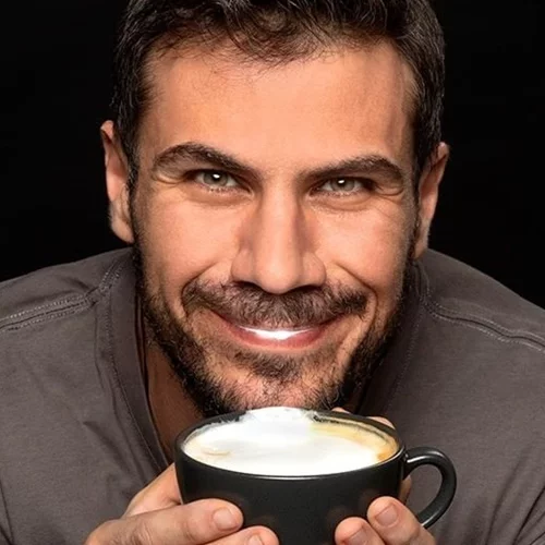 Άκης Πετρετζίκης | Παρακολουθεί την εκπομπή του αγκαλιά με τον γιο του και το Instagram "λιώνει"