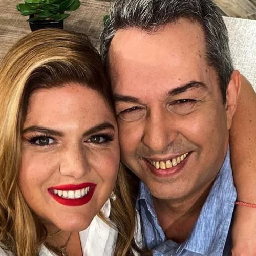 Δανάη Μπάρκα | Κρατάει το χέρι του Χρήστου Χατζηπαναγιώτη μετά το έμφραγμα