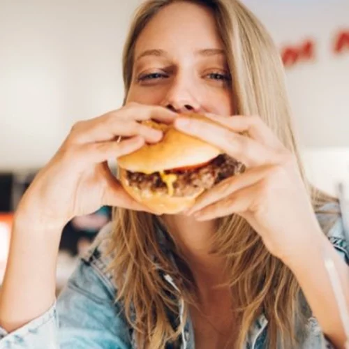 Μπορείς να τρως junk food ενώ προσέχεις τη διατροφή σου;