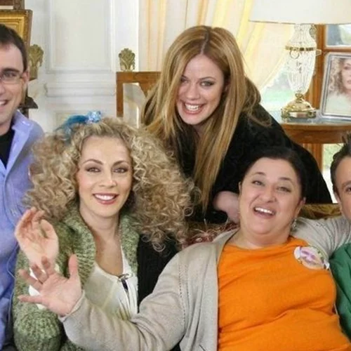 "Στο παρά πέντε" | 15 χρόνια μετά συνεχίζει να σαρώνει - Εκλαψε το Twitter με το τελευταίο επεισόδιο