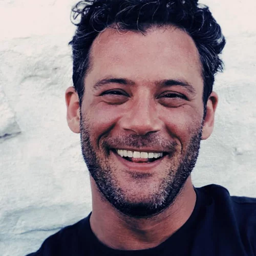 Αντίνοος Αλμπάνης | "Σχολίαζαν σε εκπομπή το ξυρισμένο μου κεφάλι και αναρωτιόνταν αν μου πηγαίνει"