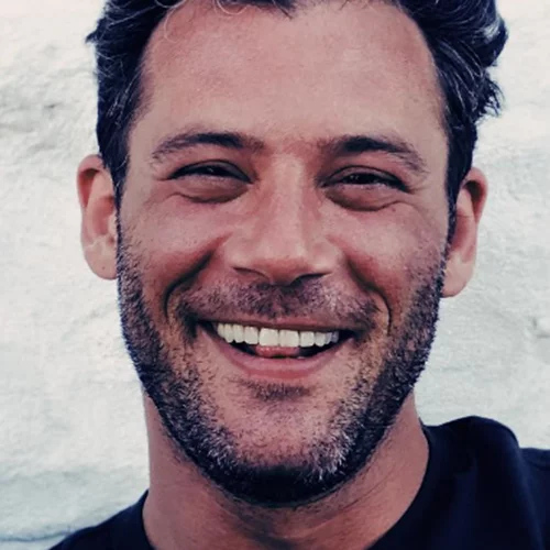 Αντίνοος Αλμπάνης | "Υπάρχουν πρωινά που σηκώνομαι και σιχτιρίζω την εικόνα μου, νιώθω βαθύτατο οίκτο για τον εαυτό μου"