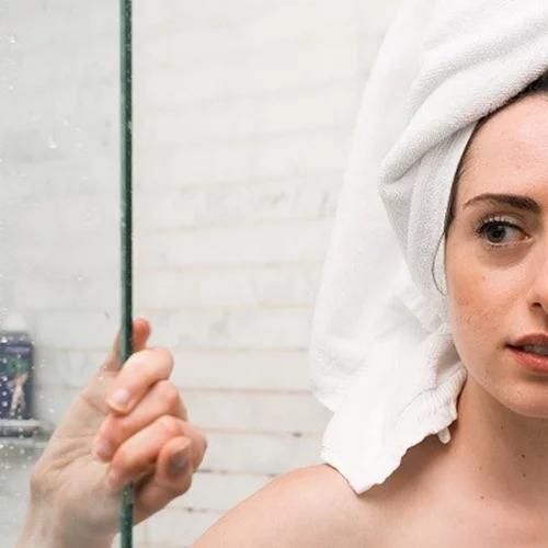 Καθαρισμός προσώπου με ατμό | Σε τι βοηθάει και πώς γίνεται σωστά στο σπίτι;