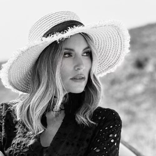 Η Αθηνά Οικονομάκου έφερε την άνοιξη στο σαλόνι της - η μοντέρνα βιβλιοθήκη και το απίθανο τραπέζι γεμάτο λουλούδια [εικόνες]