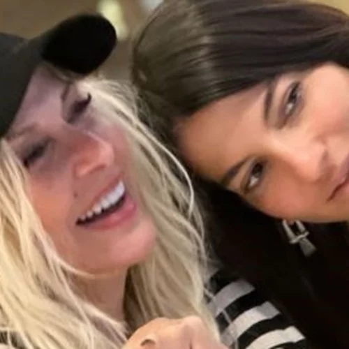 Δήμητρα Κούστα | Με δαντελένια αποκαλυπτική δημιουργία στο πλευρό της Άννας Βίσση στο Παρίσι