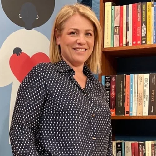 "Σαν έφηβη" | Η Μαριάννα Τουμασάτου υιοθέτησε το απρόσμενο hair look που την κάνει να δείχνει (πολλά) χρόνια νεότερη