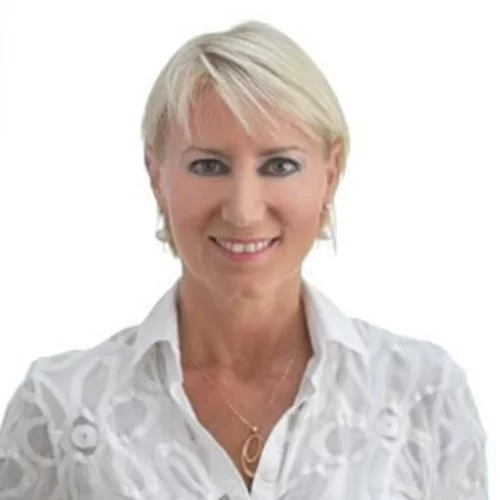 Νατάσα Παζαΐτη | Σπάνια εμφάνιση με το ωραιότερο κοστούμι της άνοιξης