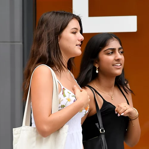 Η Suri Cruise κάνει αιτήσεις σε πανεπιστήμια και ο Tom Cruise δεν έχει ιδέα για τις επιλογές της κόρης του