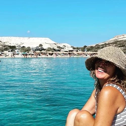 Η Σοφία Αλιμπέρτη με μαγιό στα 56 της χρόνια δεν έχει να ζηλέψει τίποτα από το νεότερο εαυτό της