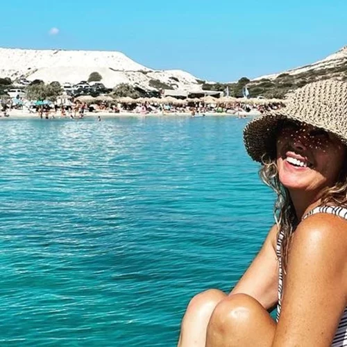 Η Σοφία Αλιμπέρτη πιο όμορφη από ποτέ | Με λευκό, αέρινο φόρεμα στο ηλιοβασίλεμα της Πάρου