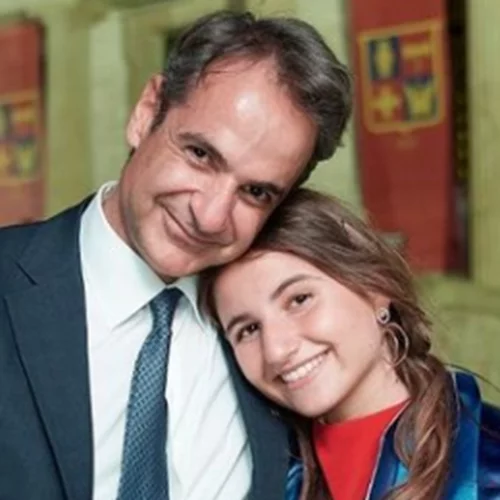 Η Δάφνη Μητσοτάκη μόλις έγινε 20 ετών | Η φωτογραφία που ανήρτησε στα social media ο Πρωθυπουργός και οι δημόσιες ευχές για την κόρη του