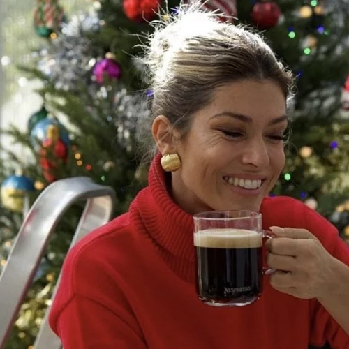 Η Βάσια Κωσταρά υιοθέτησε το πιο chic γαλλικό μανικιούρ των φετινών γιορτών