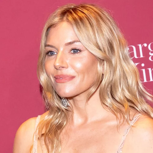 Αυτό είναι το ανάλαφρο, ενυδατικό foundation στο οποίο "ορκίζεται" η Sienna Miller για λαμπερή επιδερμίδα