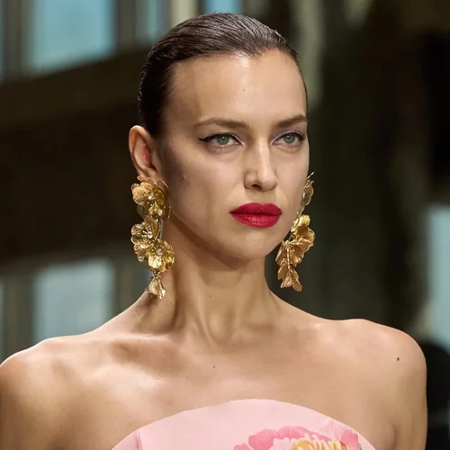 To εύκολο makeup hack από τα catwalks που κάνει τα χείλη να δείχνουν μεγαλύτερα και πιο σαρκώδη