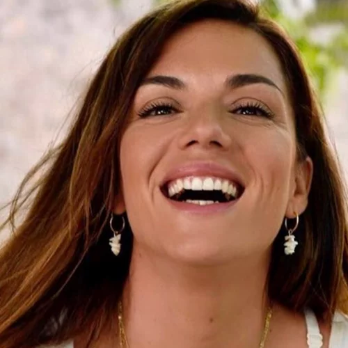 Η κόρη της Βάσως Λασκαράκη χαλαρώνει στο υπέροχο σαλόνι τους - Γεμάτο χρώματα και βιβλία