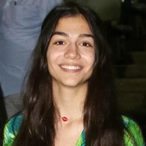 Η Μελίνα Νικολαΐδη έγινε 18 και θυμίζει ολοένα και περισσότερο τη μαμά της όταν πρωτοξεκίνησε