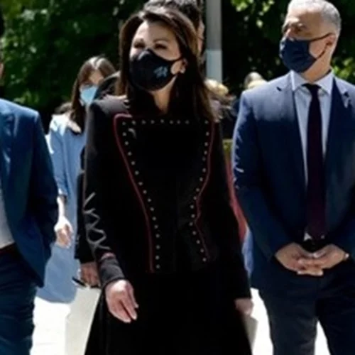 Γιάννα Αγγελοπούλου | Η νέα δημόσια εμφάνιση με σύνολο εμπνευσμένο από παραδοσιακή φορεσιά