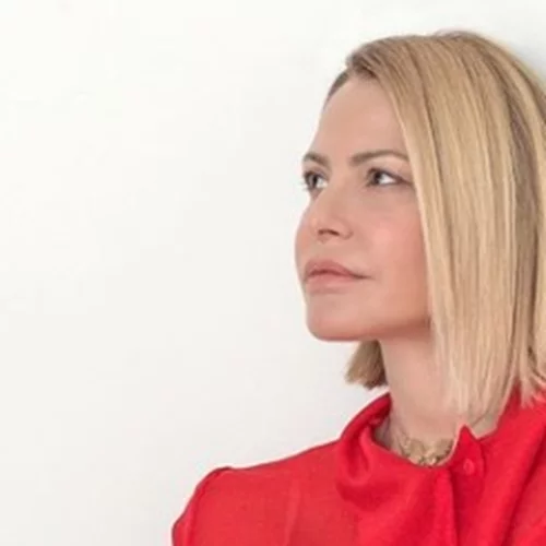 Τζένη Μπαλατσινού | Διαβάζει ξυπόλητη σε παγκάκι με την πιο μαγευτική, χειμερινή θέα