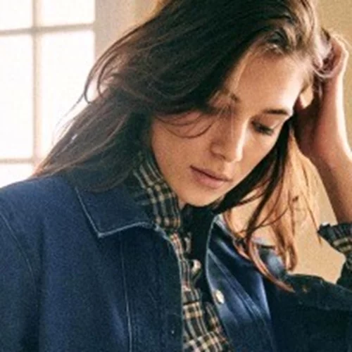 To jacket που επιλέγουν οι πιο στιλάτες Influencers γι' αυτή την άνοιξη υποστηρίζει καλό σκοπό