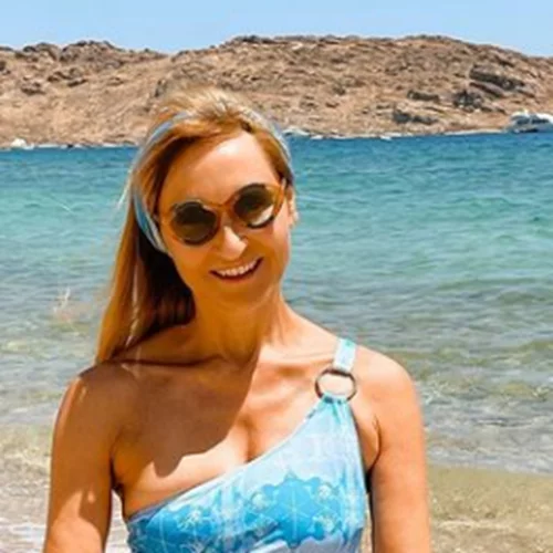 H Μάρα Ζαχαρέα φόρεσε το ψηλόμεσο μαγιό που χαρίζει ύψος