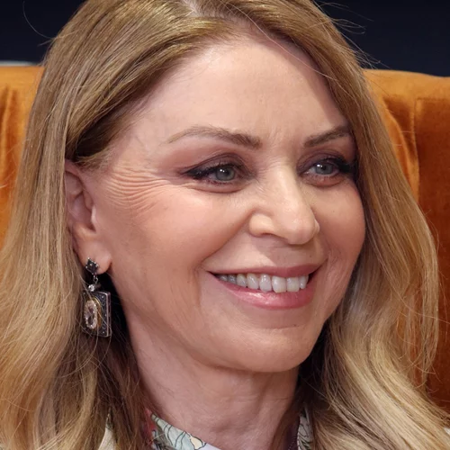 Έλλη Στάη | Η λιτή και κομψή εμφάνιση στην Επίδαυρο με διακριτικά κοσμήματα στον λαιμό και ήσυχο μακιγιάζ