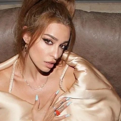 Το πιο εντυπωσιακό σαλόνι, είναι αυτό της Ελένης Φουρέιρα | Οι μπεζ τοίχοι και ο τεράστιος λευκός καναπές